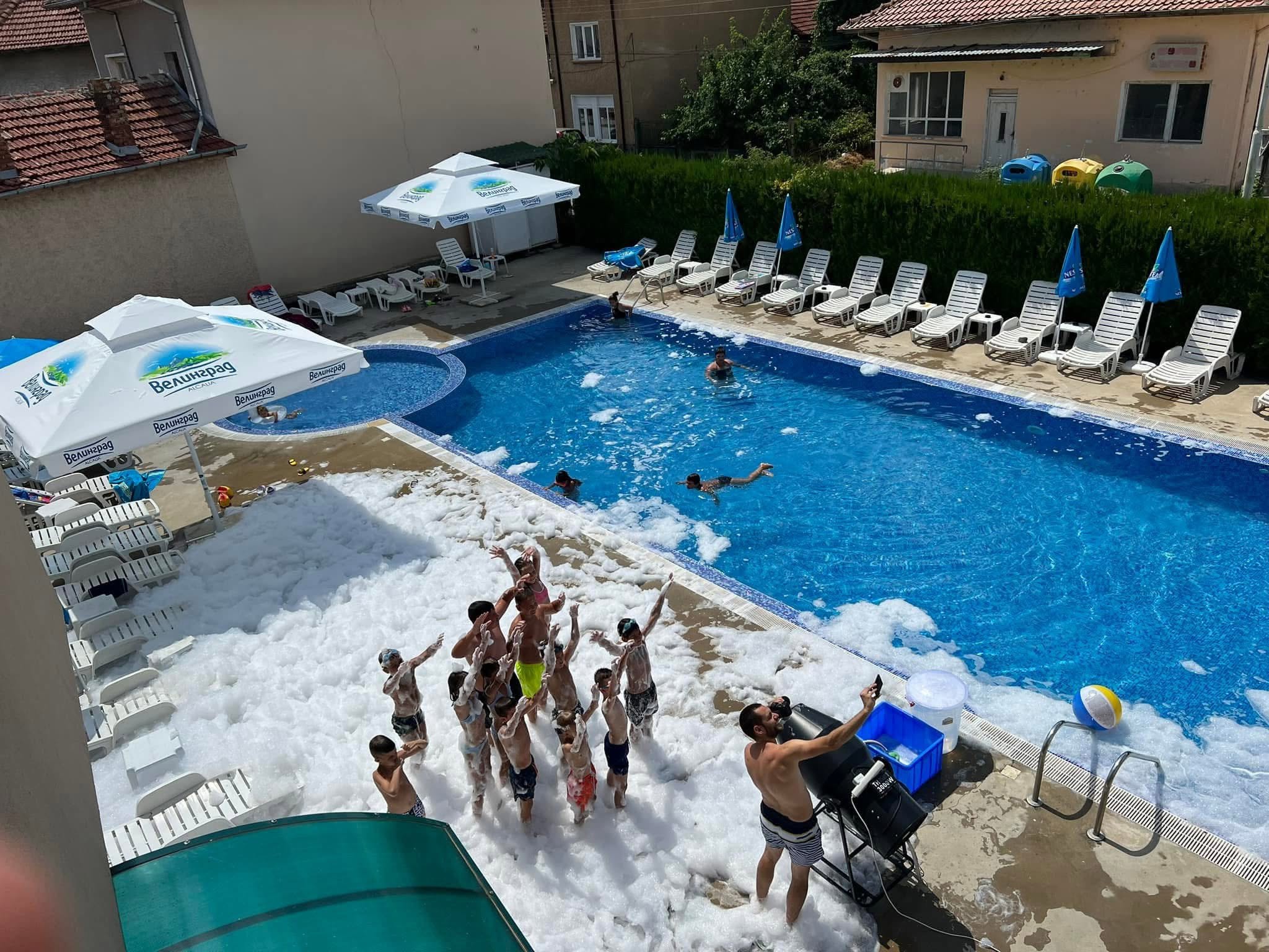 Забавления край басейна